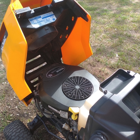 Riding lawnmower - Picture 3 of 4